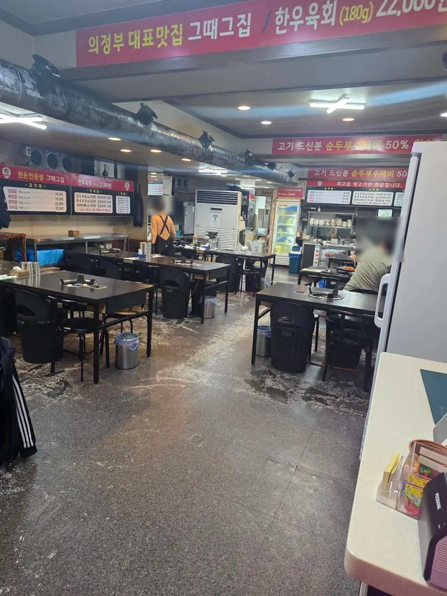 Interior of Geuttaegeujip with spacious tables