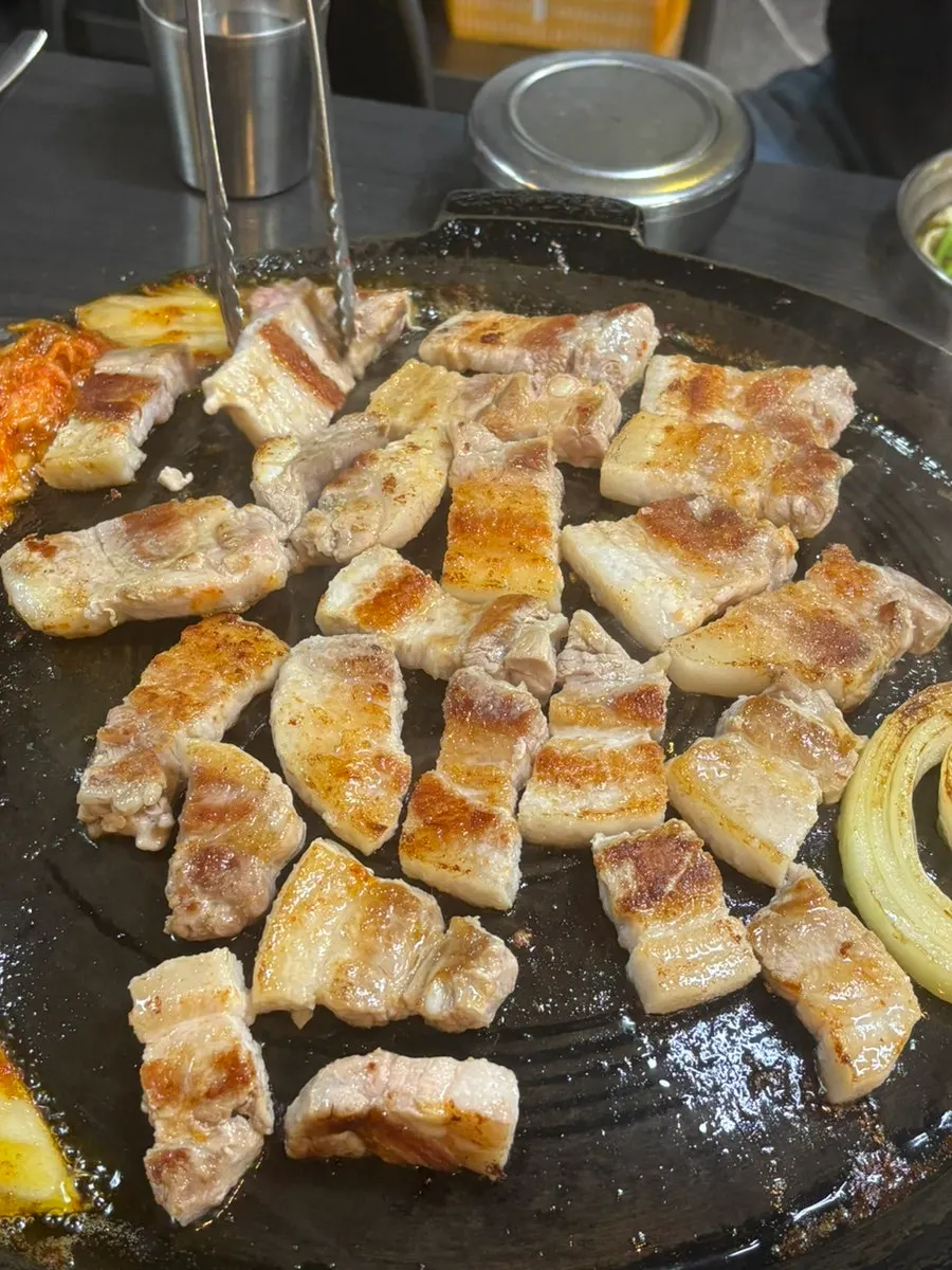 Grilling meat together with mushrooms and onions