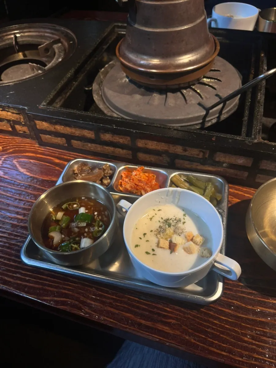 음식이 차려진 숲속 옥이집 테이블