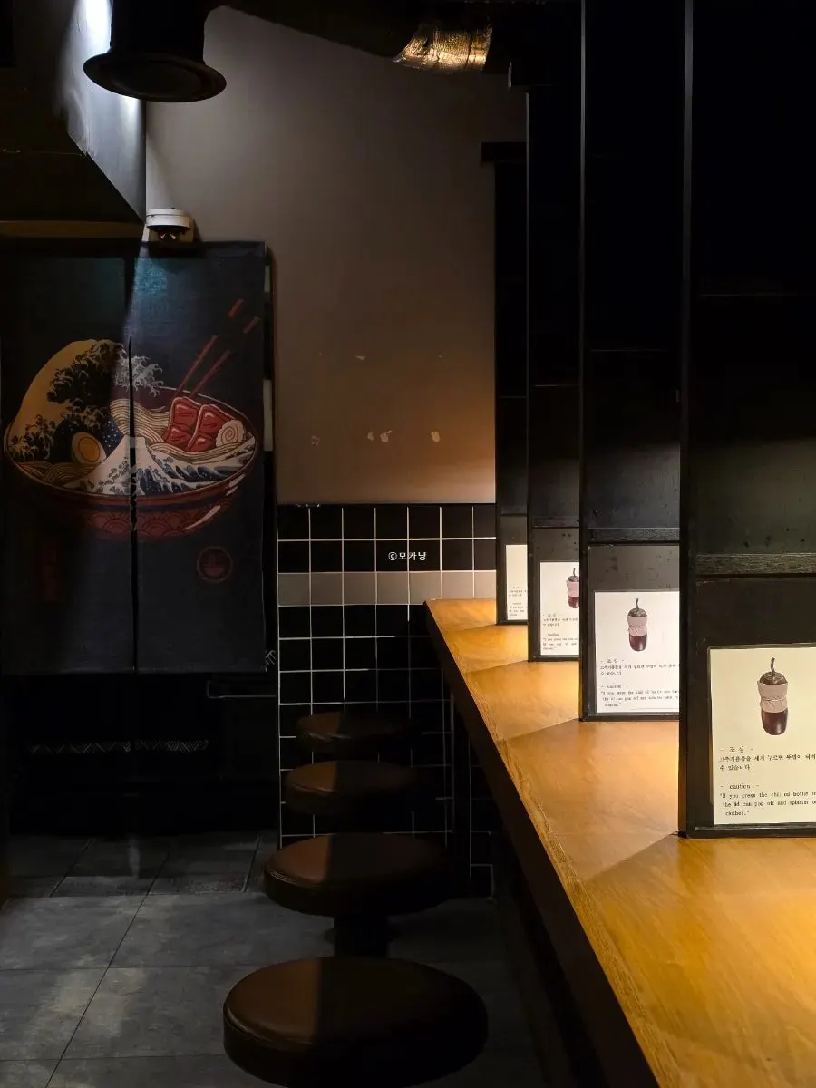 Bar-table seats divided by partitions