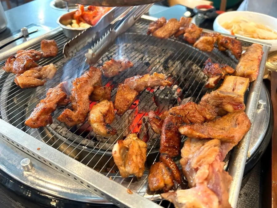 Stir-fried kimchi grilled together on the charcoal