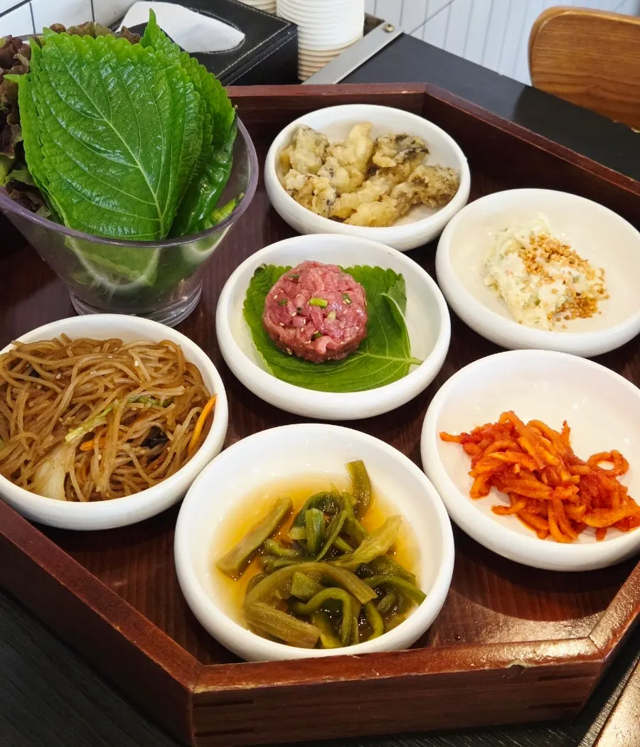 Full spread of the galbi sotbap set