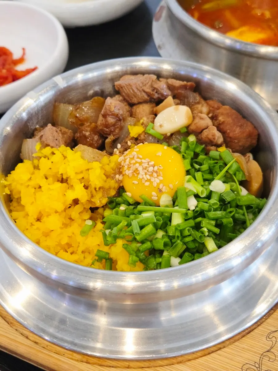 Galbi sotbap with the lid removed