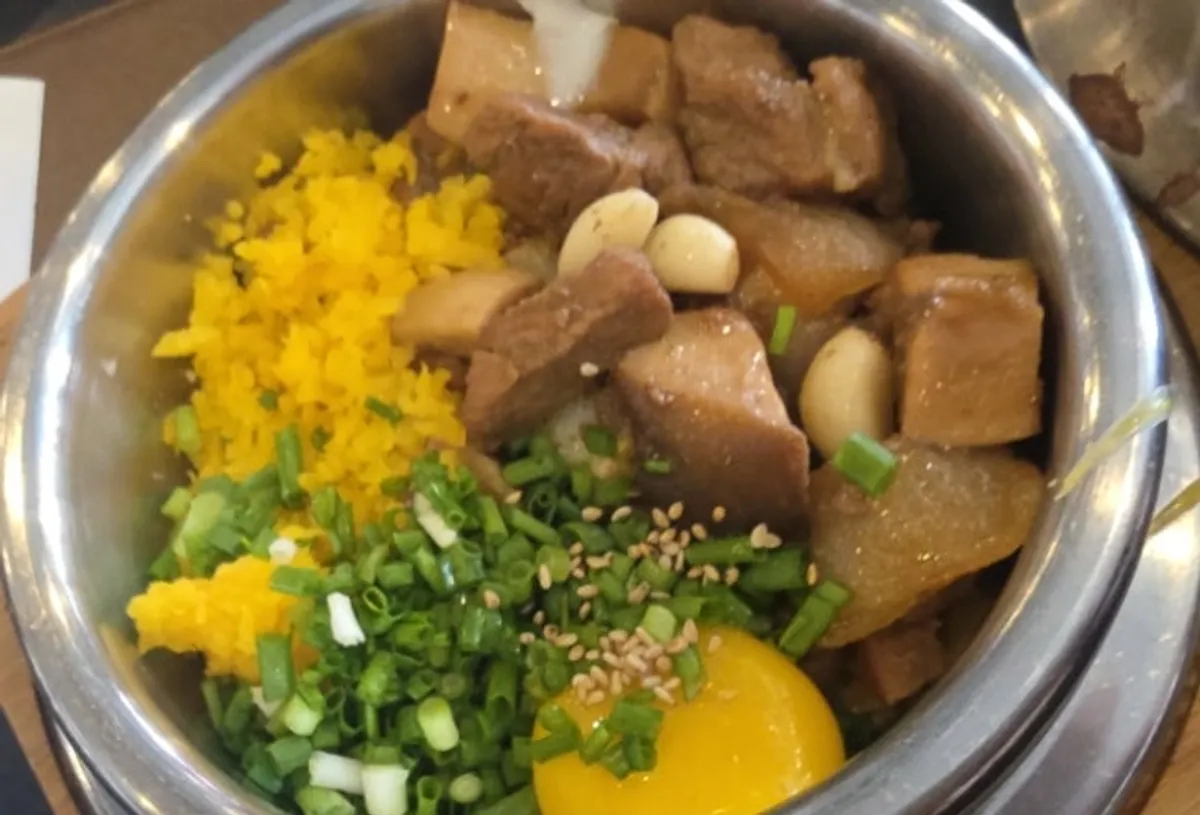 ₩11,000 lunch special galbi hot-pot rice set piled high with galbi