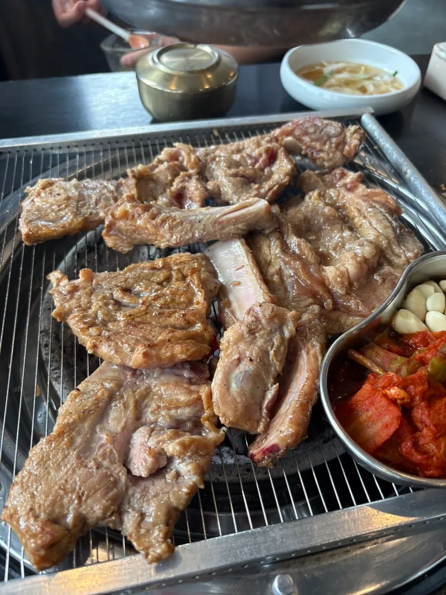Golden-browned galbi on the grill