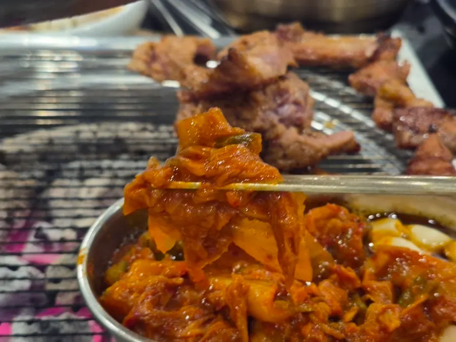 Stir-fried kimchi and garlic placed on the grill