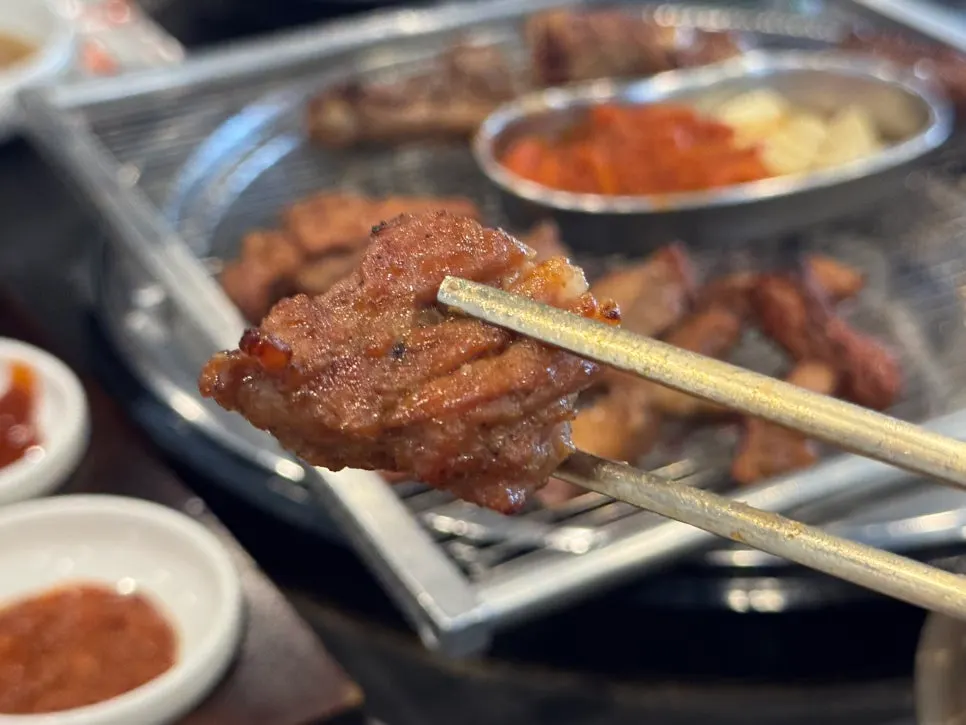 Full table spread with meat at Manpo Galbi