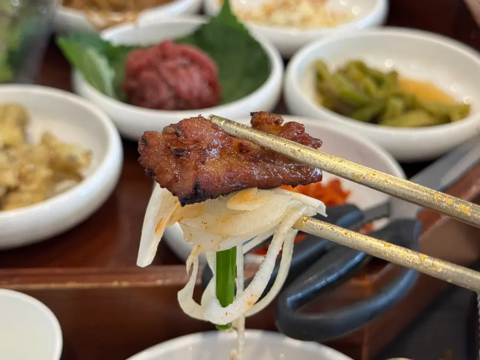 Manpo Galbi marinated galbi eaten with rice