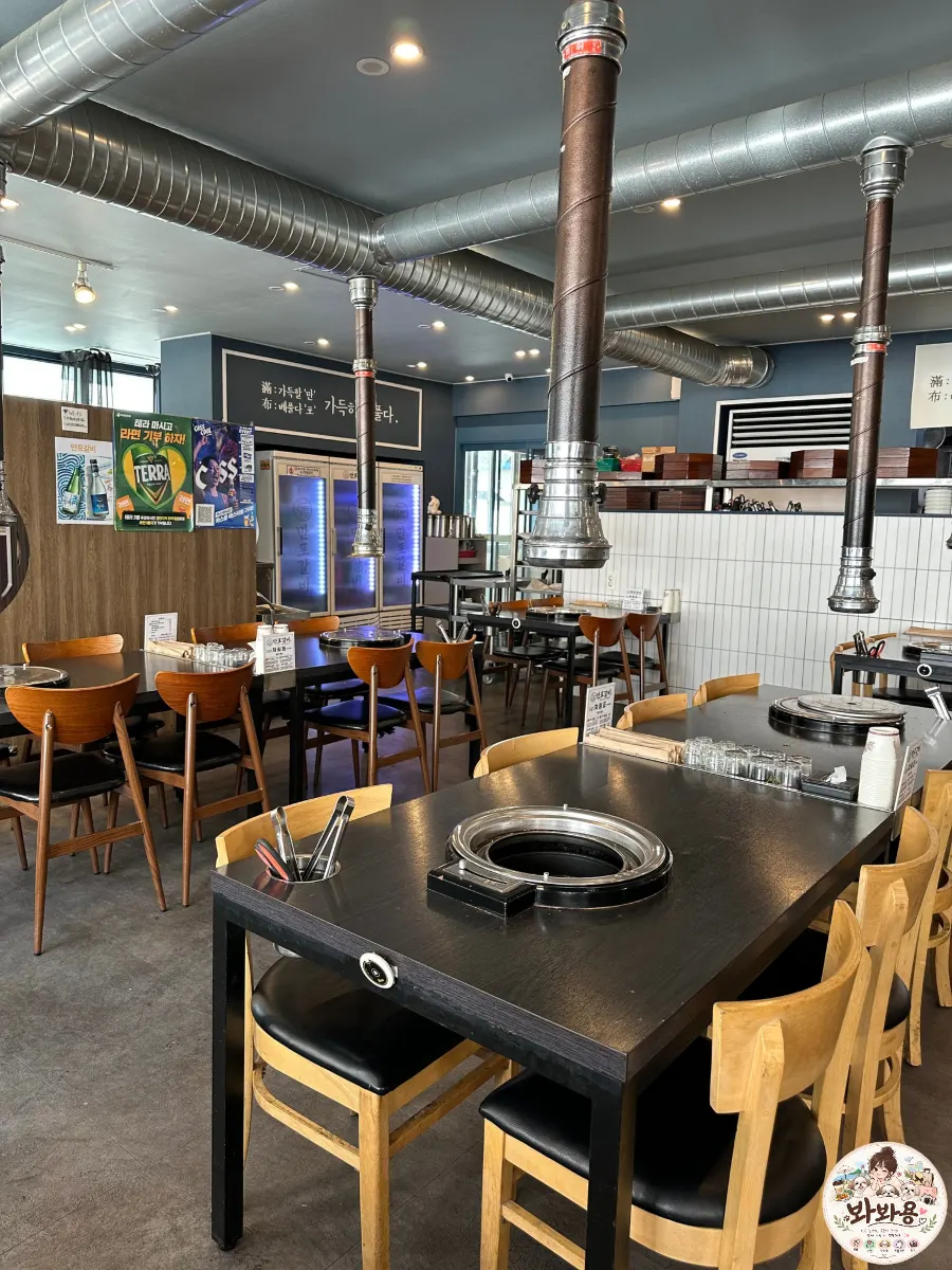 Spacious seating area at Manpo Galbi