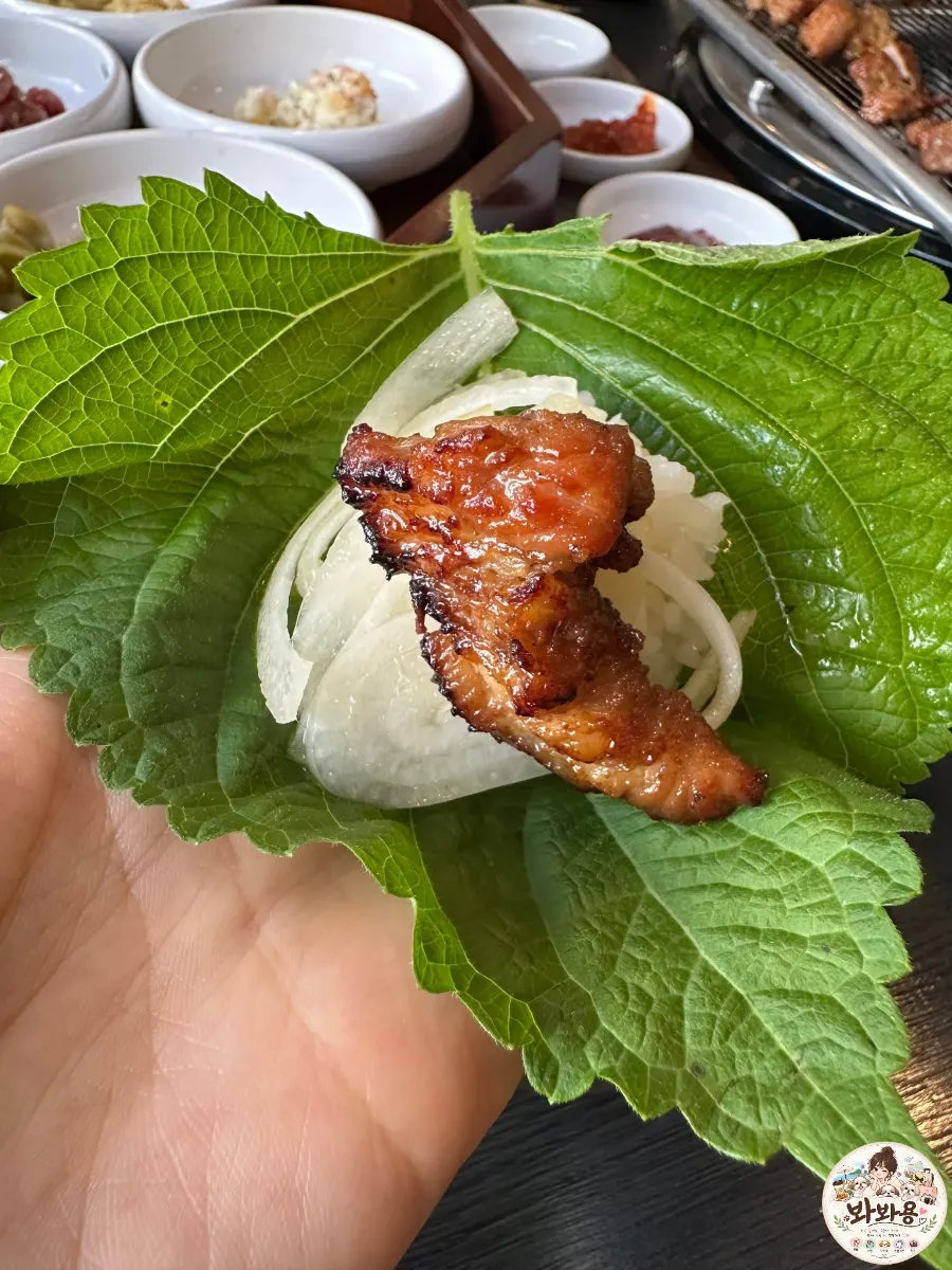 Marinated galbi eaten with pickled onion