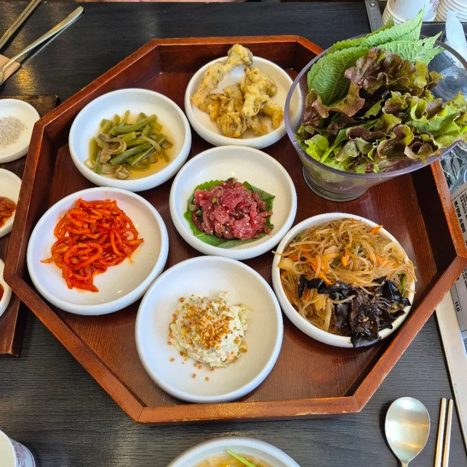 주문 후 차려진 기본찬 한상