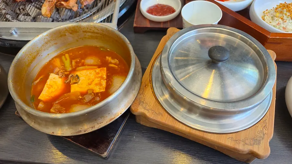 육회와 감자샐러드 등 기본찬