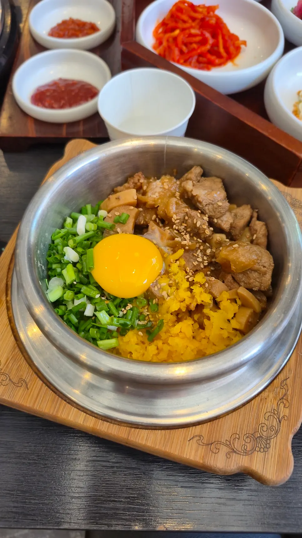 버섯탕수육과 잡채 기본찬 접시