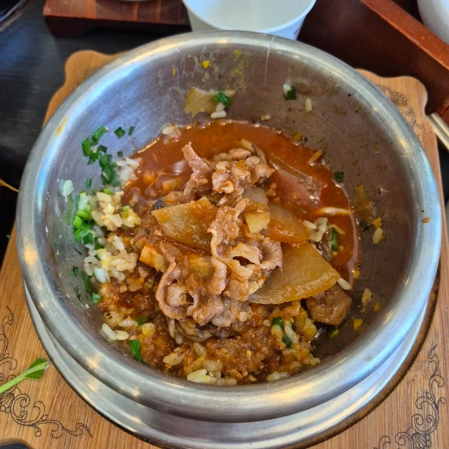 쌈 채소와 함께 차려진 테이블