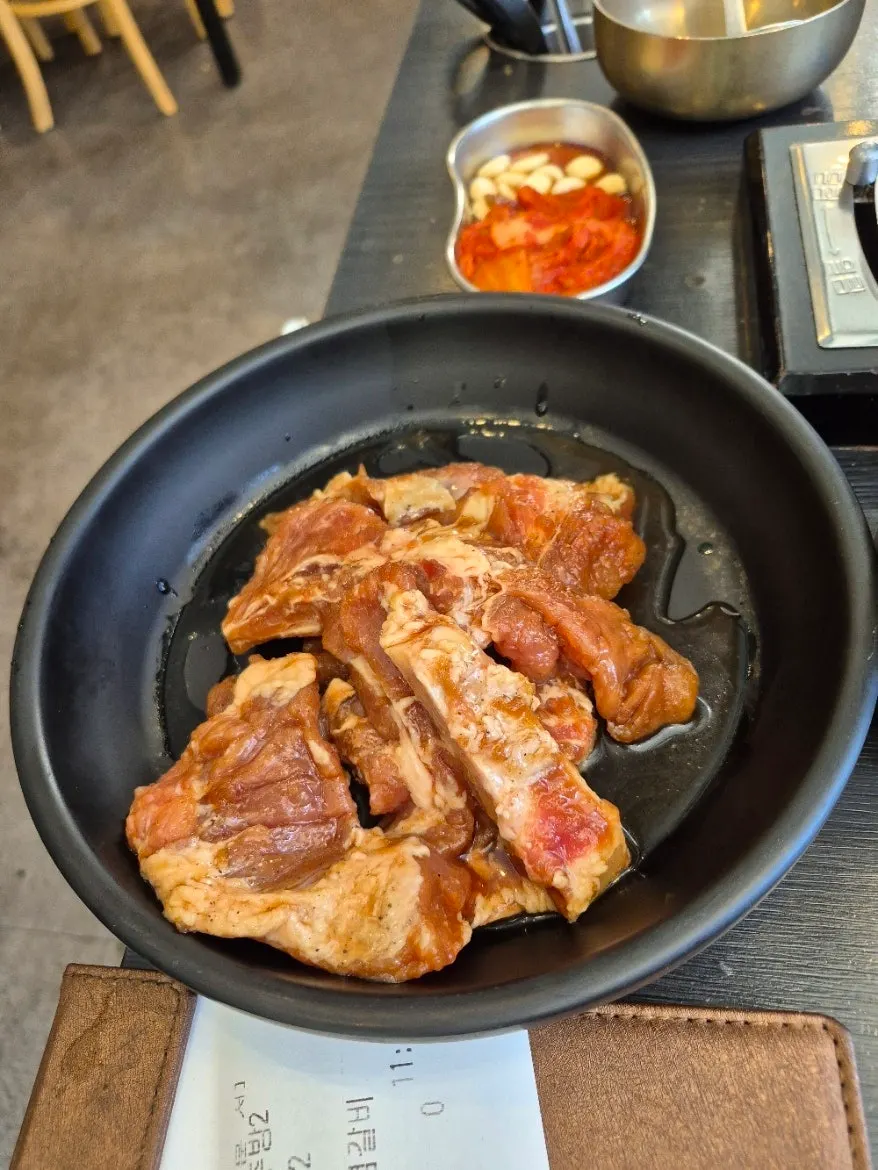 뚜껑을 연 갈비 솥밥