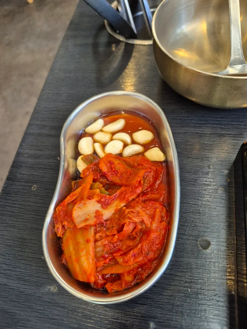 대접에 덜어 비빈 갈비 솥밥