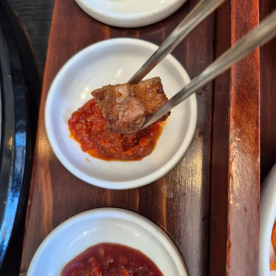 숯불에 올린 양념 돼지갈비