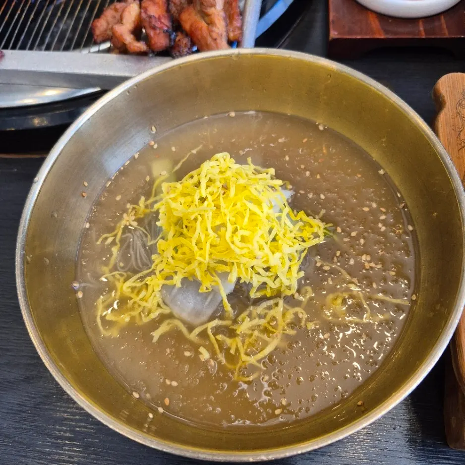상추에 올린 갈비 쌈