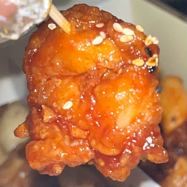 A bite-sized piece of sweet-and-salty popberokle dakgangjeong