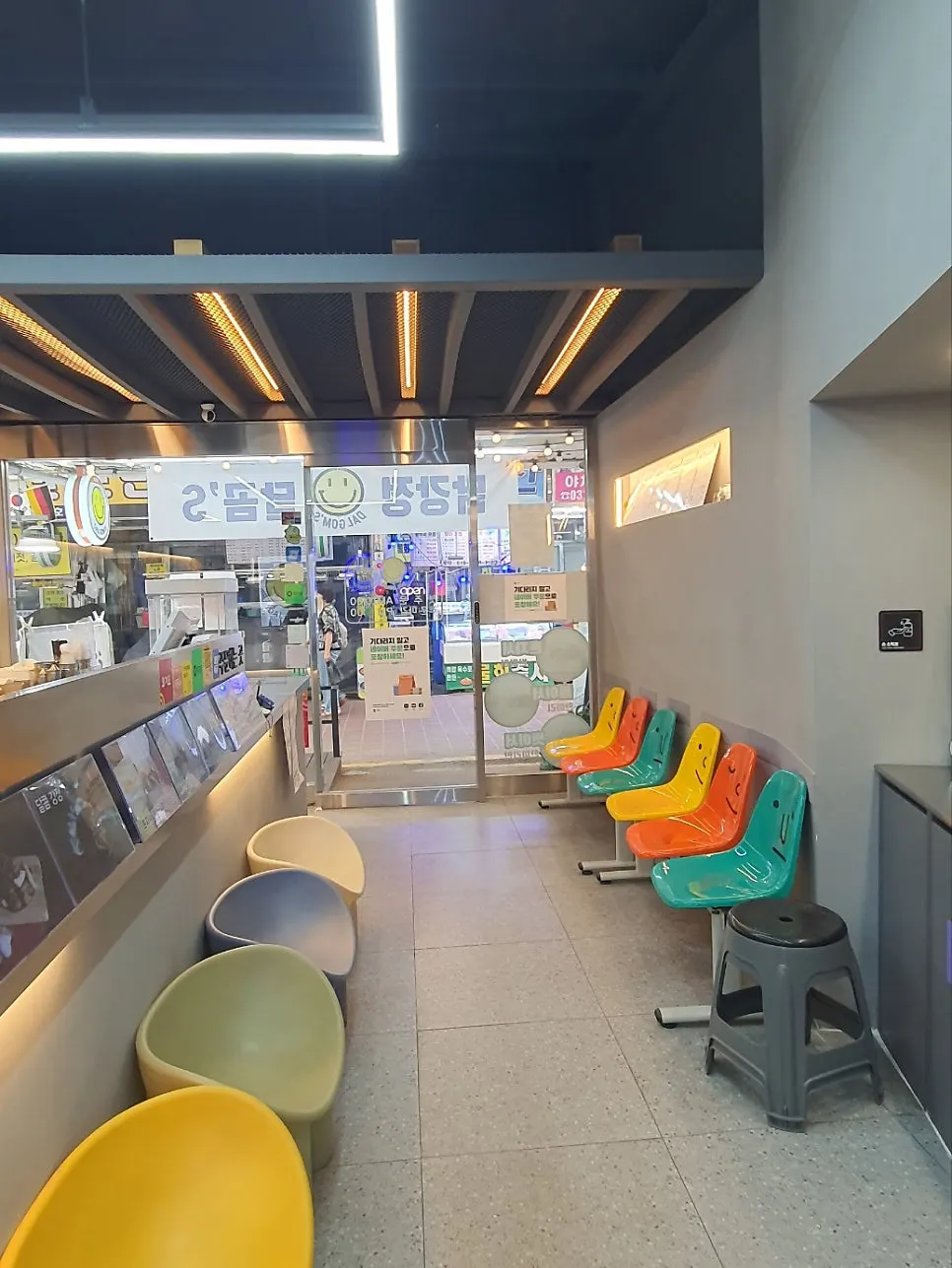 Interior of Dakgangjeong Dalgom's