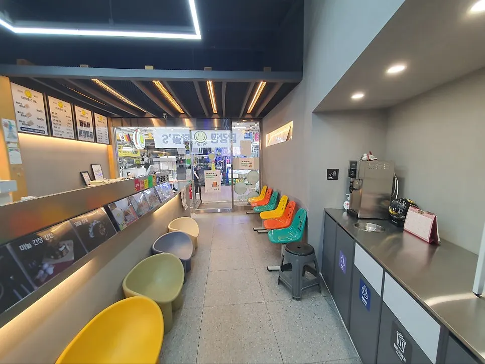 Order counter and waiting area at Dalgom's