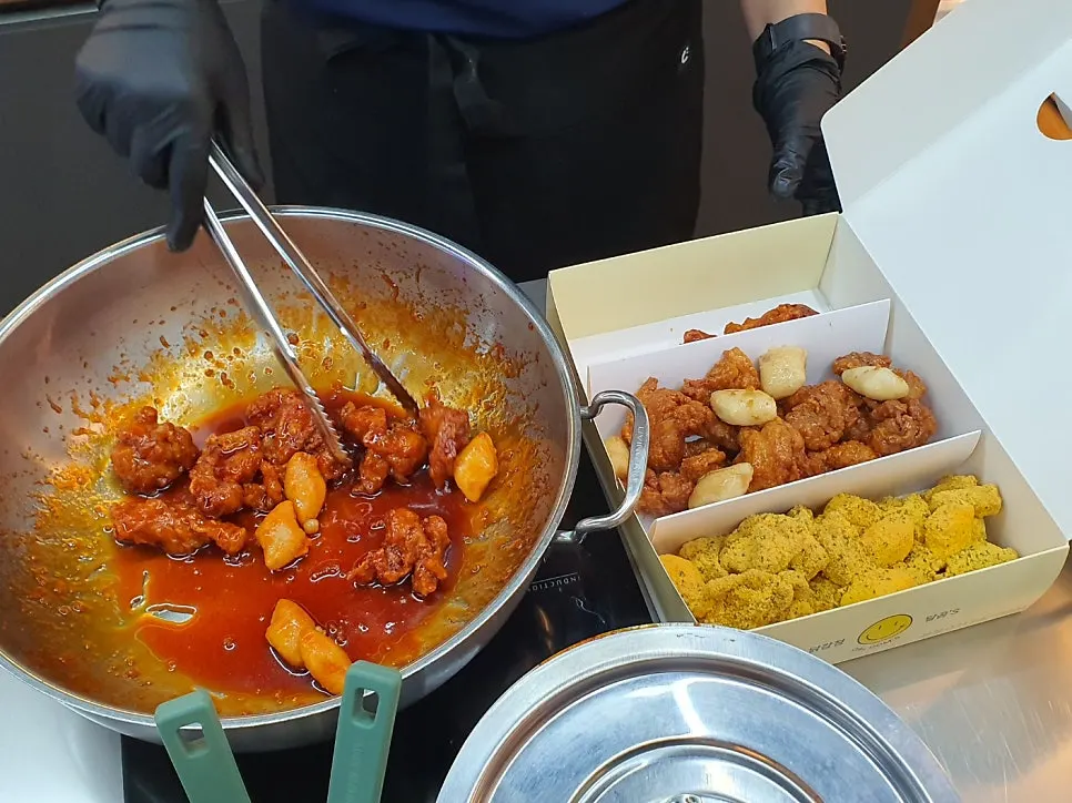 Freshly fried Dalgom's dakgangjeong