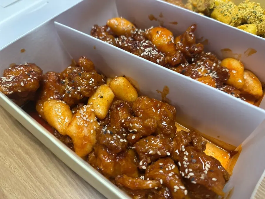 Sweet flavor and Garlic-Chili flavor side by side