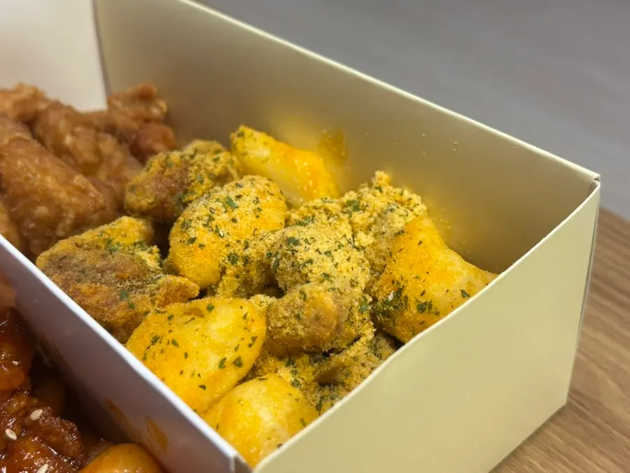 Bburinkle dakgangjeong loaded with seasoning powder