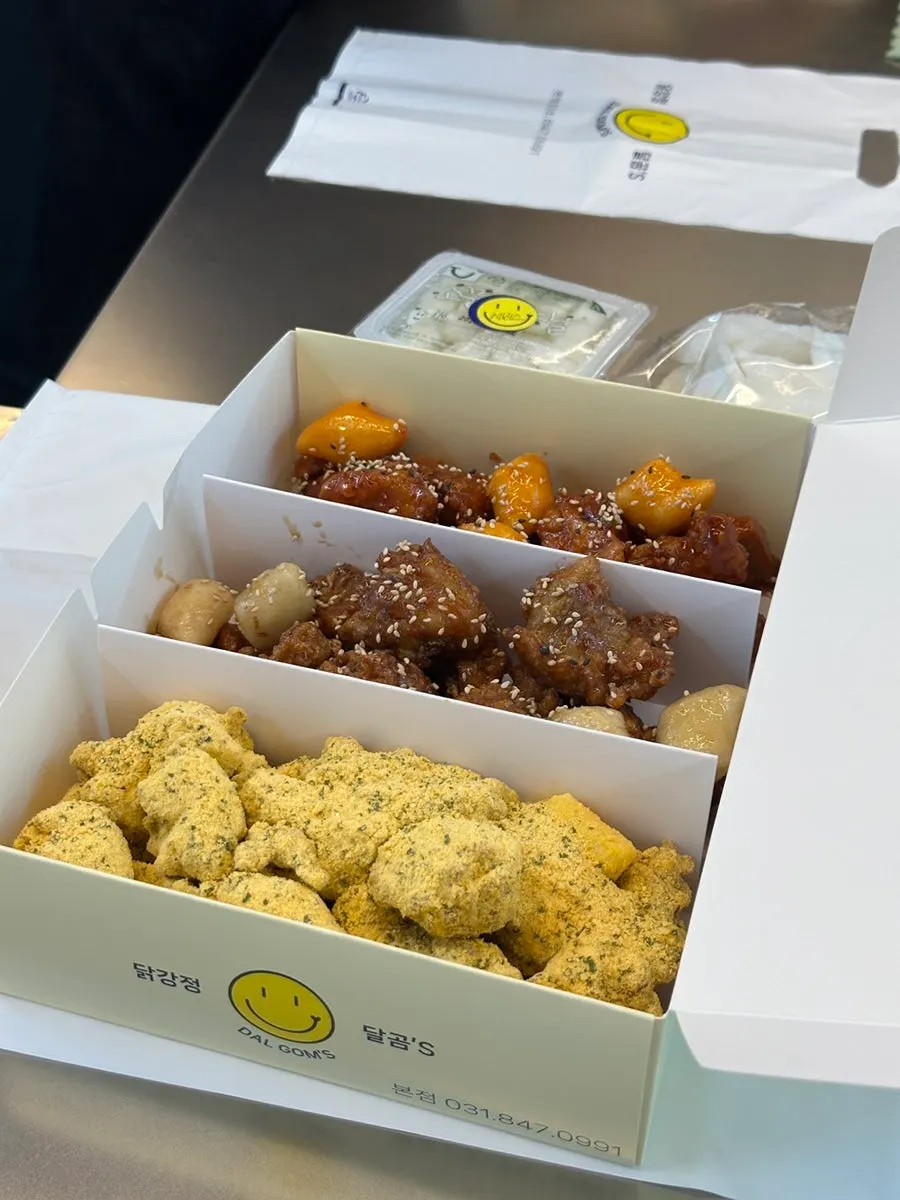 소스에 버무려진 닭강정 클로즈업