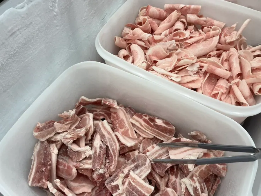 Self-serve corner for thin-sliced pork