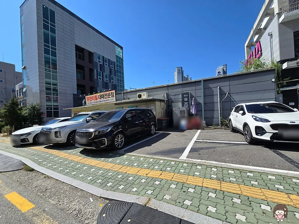 Parking lot behind the Muhan Paldo Daepae Uijeongbu Millak Branch building