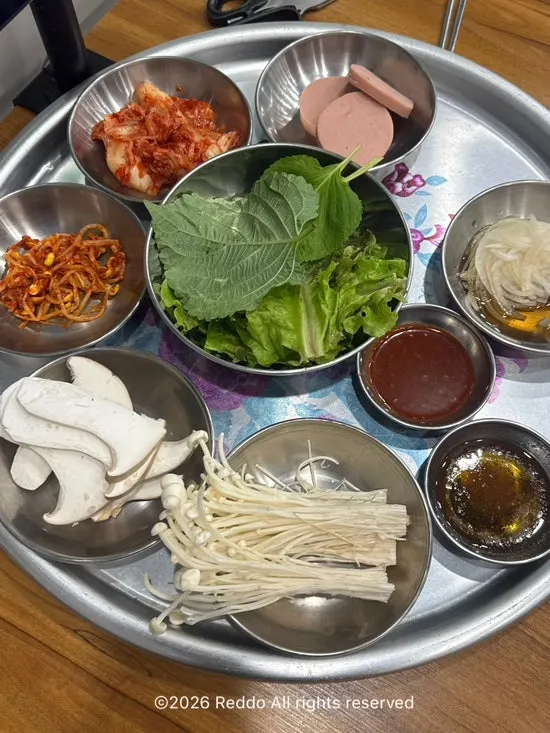 Side dish corner with shredded green onion and vinegar-chili sauce