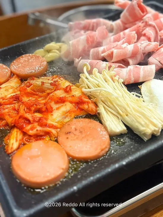 Daepae pork grilling on the pan