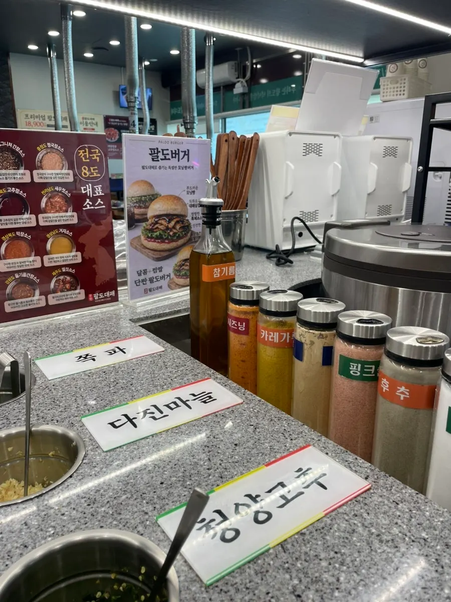 콩나물과 감자, 햄이 담긴 반찬 셀프바