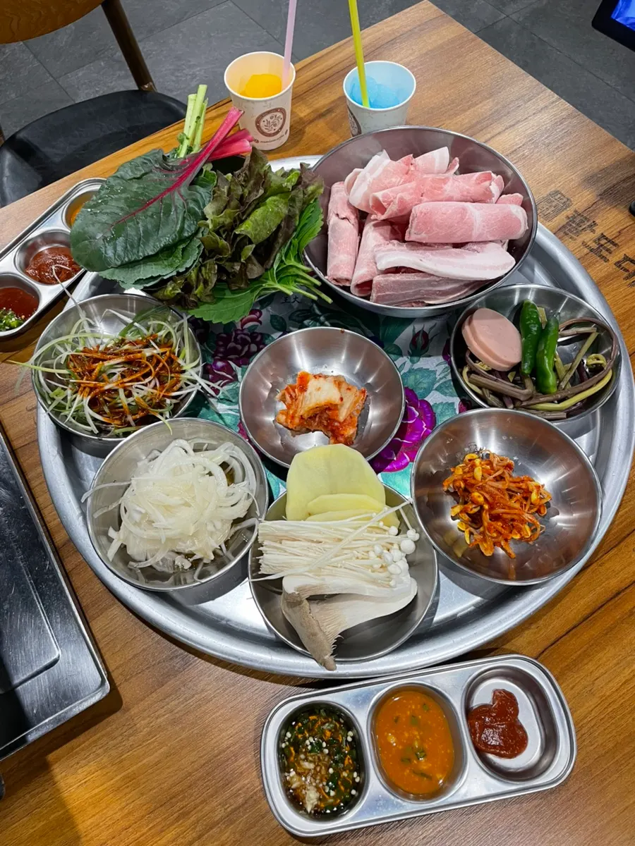 불판 앞에 놓인 대패삼겹살 쟁반