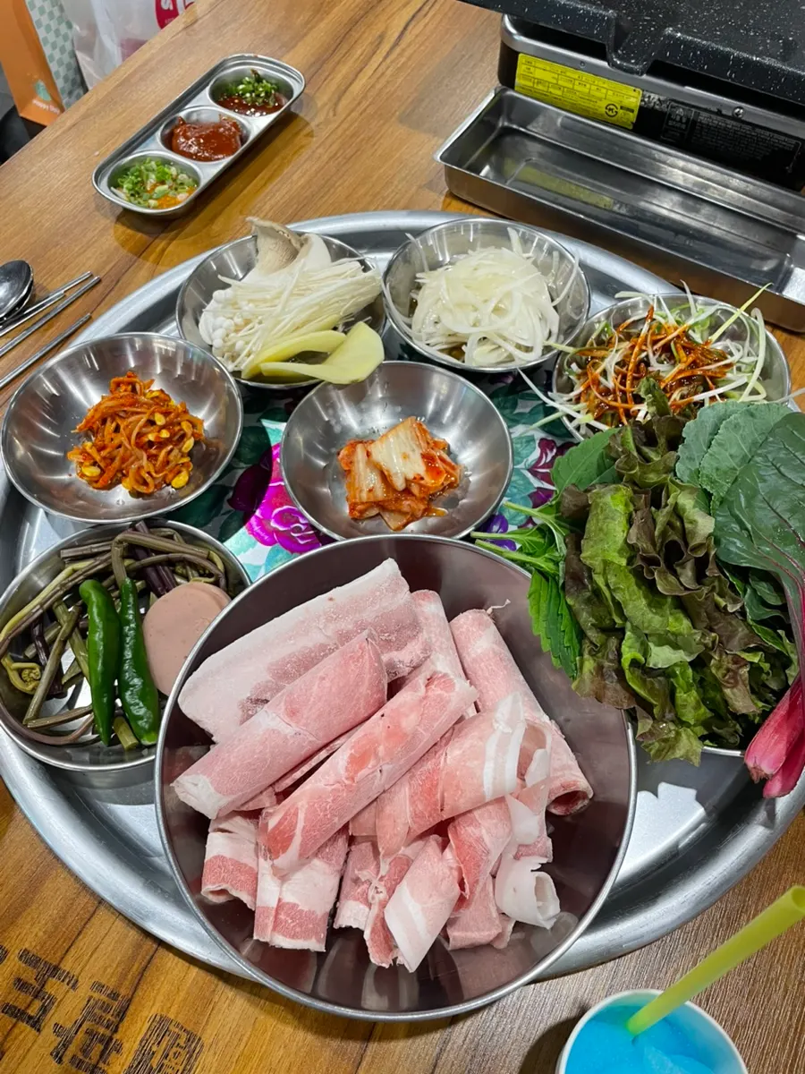 첫 쟁반에 담은 대패삼겹살과 쌈