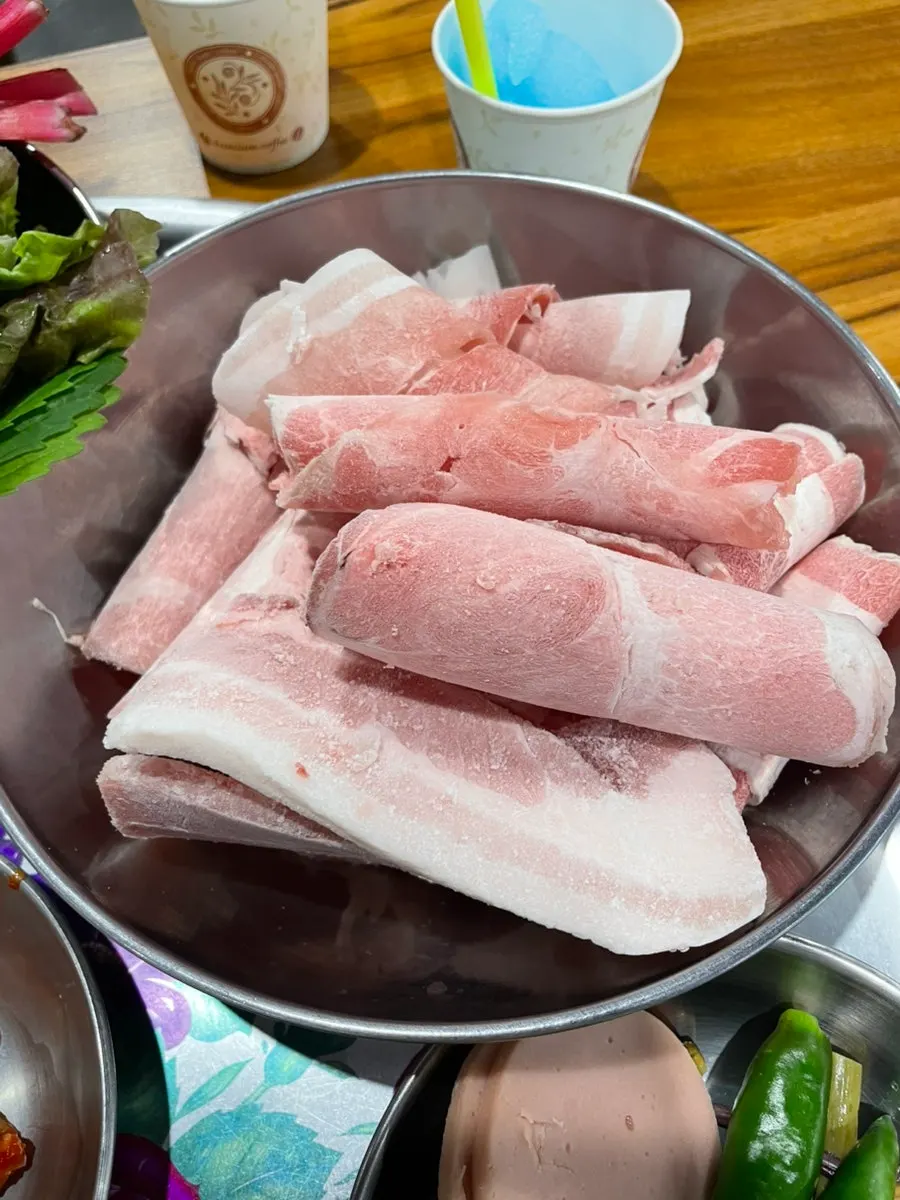 셀프바에서 담아온 버섯과 쌈 채소 접시