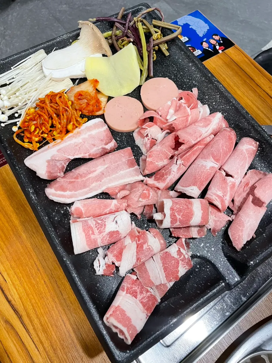 불판에서 구워지는 대패삼겹살