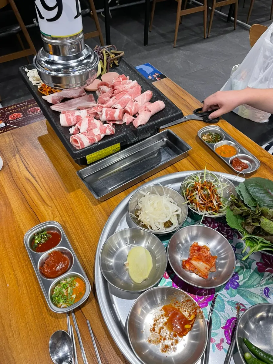 불판 위 감자와 버섯, 분홍햄 구이