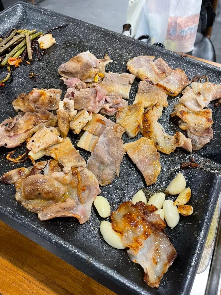빠르게 익은 대패삼겹살 클로즈업