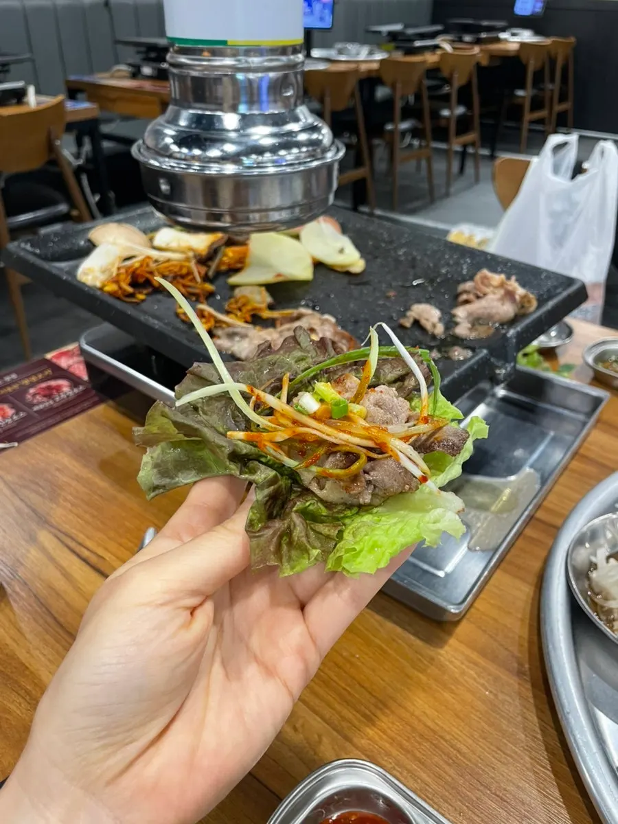 8도 소스에 찍어 먹는 대패삼겹살