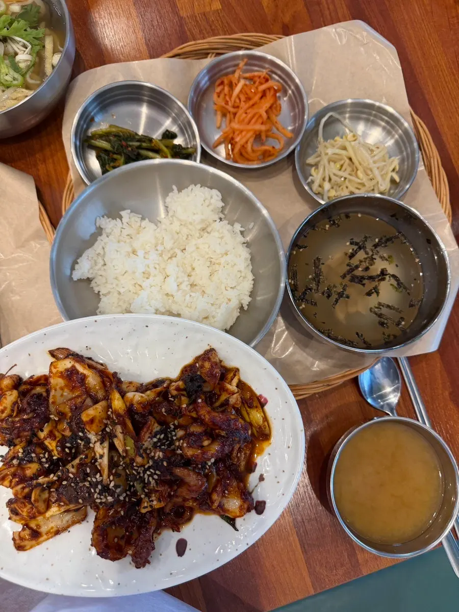 Pork cutlet, rice bowl and udon served as a set