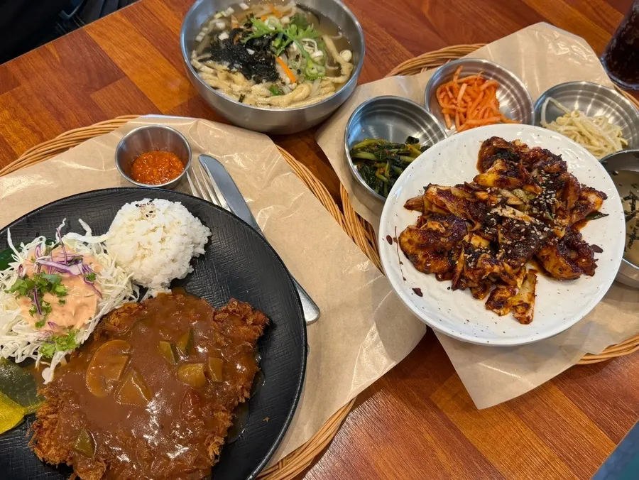 Charcoal-grilled octopus and rice served separately