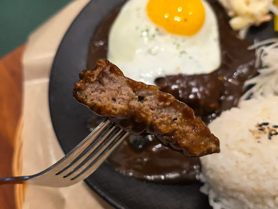 デミハンバーグステーキと付け合わせの構成