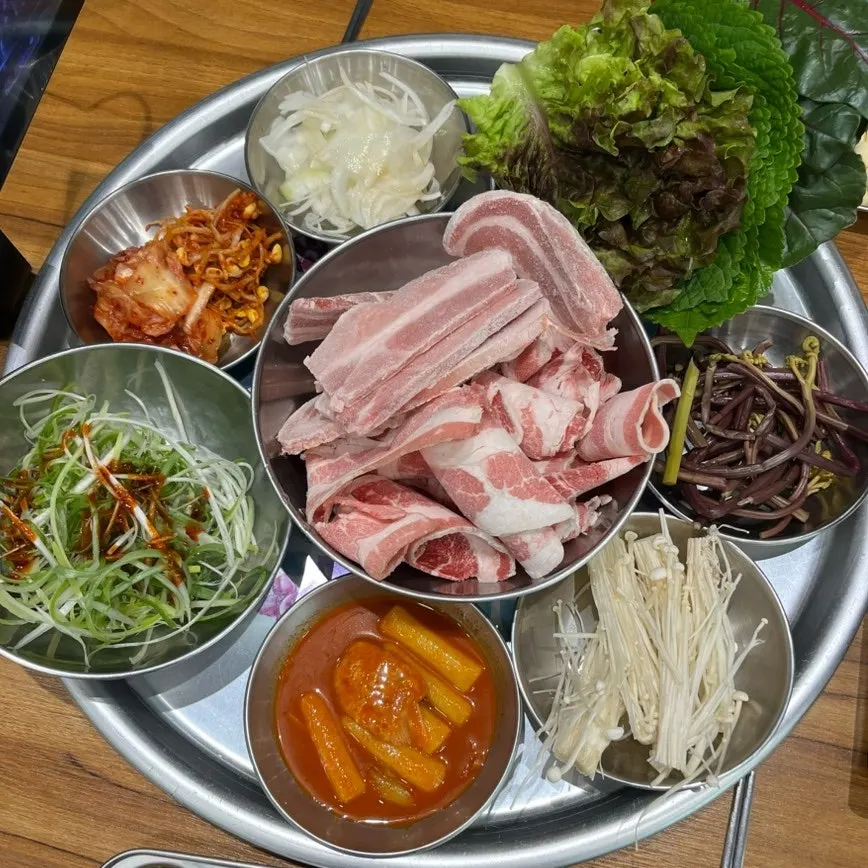 큰 쟁반에 담아온 반찬과 야채