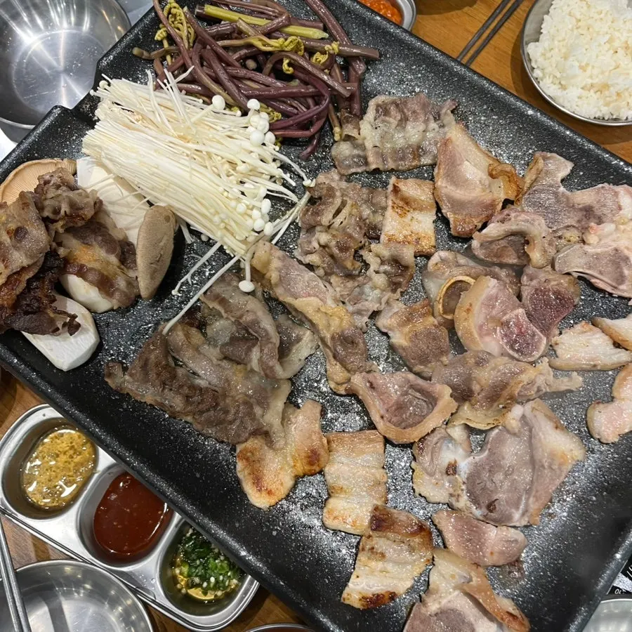 불판에 올려 구운 대패삼겹살
