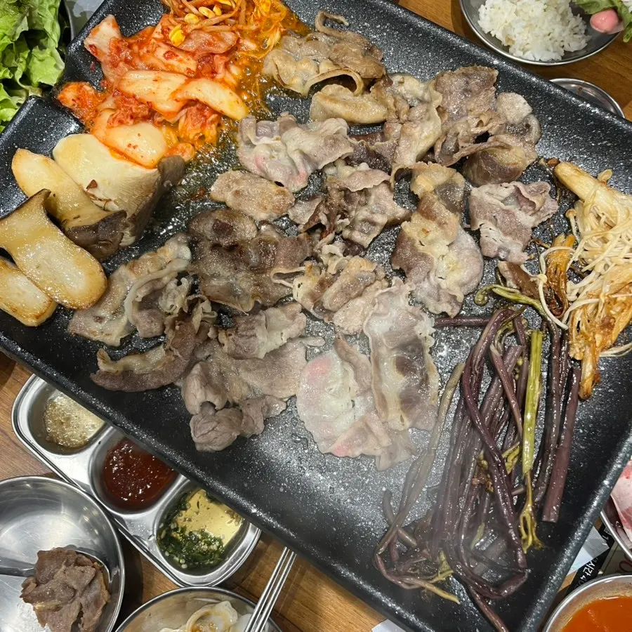 소스에 찍어 먹는 구운 고기