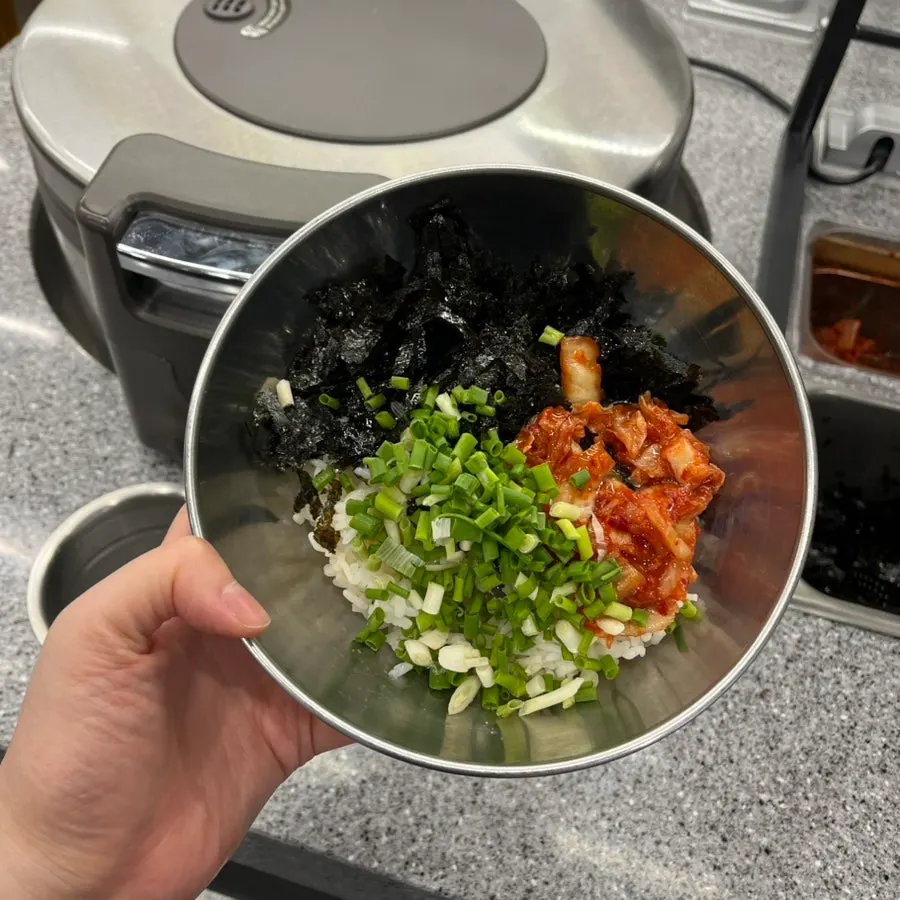 셀프 볶음밥 코너의 김치와 김가루