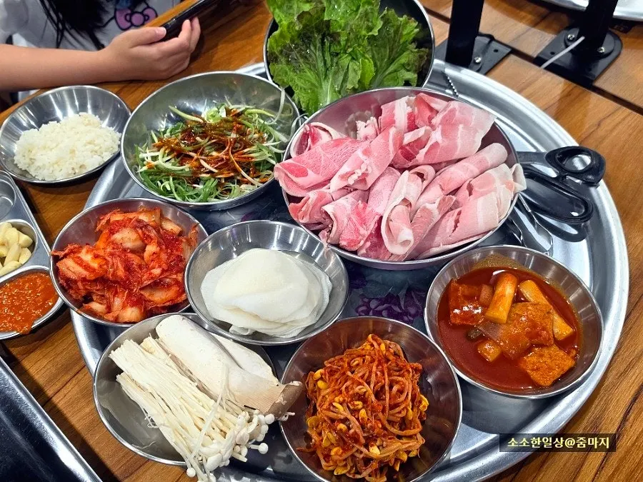대패삼겹살과 채소를 담아온 식사