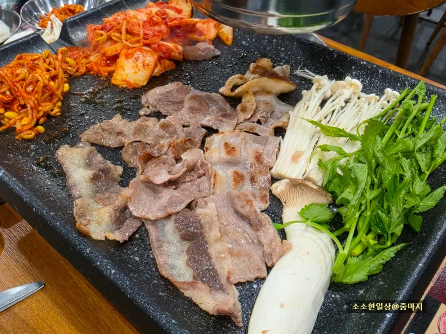 Thin-sliced pork belly grilling with vegetables